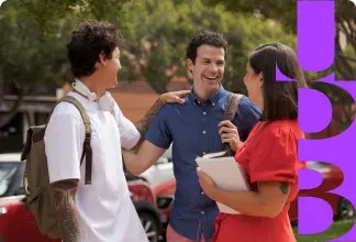 Tres personas riendo mientras se miran fijamente