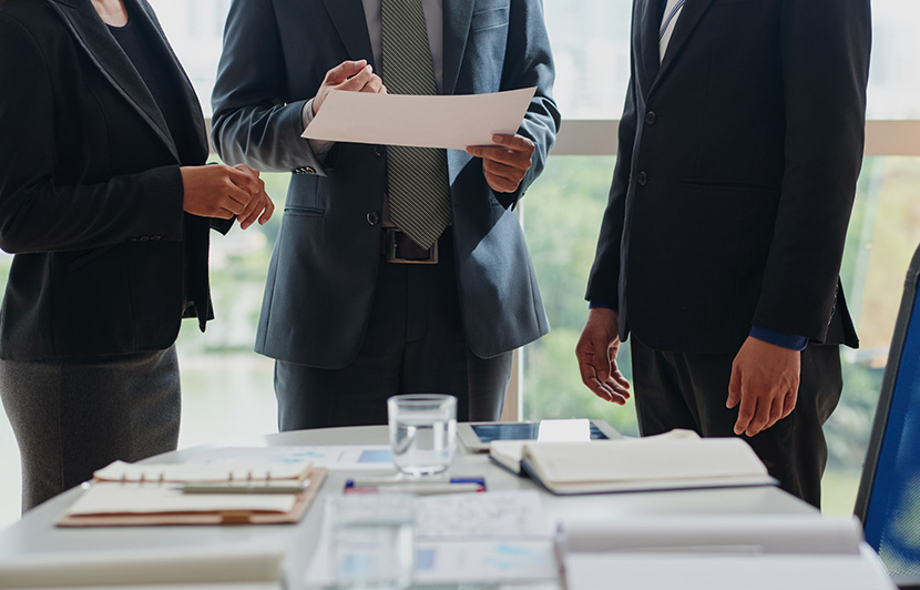 profesionales revisando documentos relacionados con ciencias políticas y gestión pública