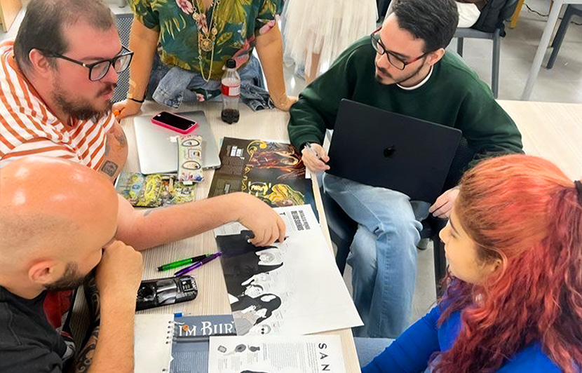 grupo de trabajo con bocetos, revistas y herramientas para diseño visual