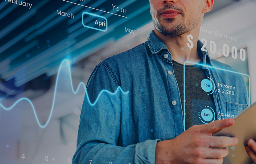 persona con visualización de datos económicos y planificación en espacio educativo