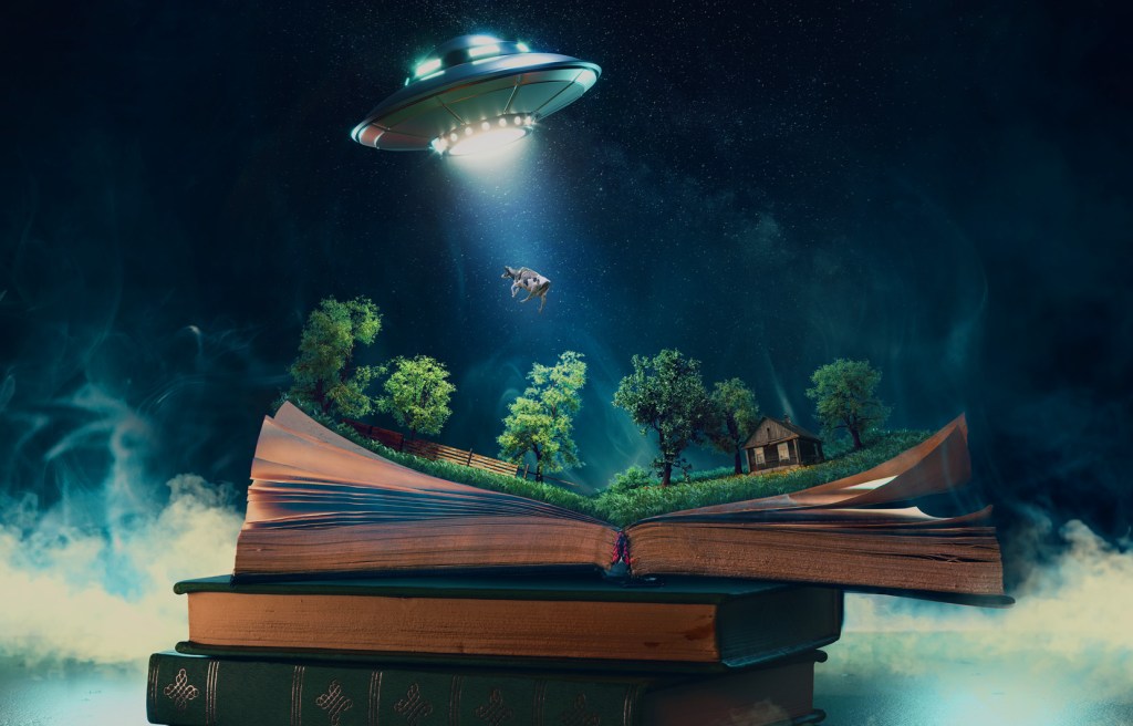 libro abierto con paisaje imaginario y nave espacial, representación de estudios literarios