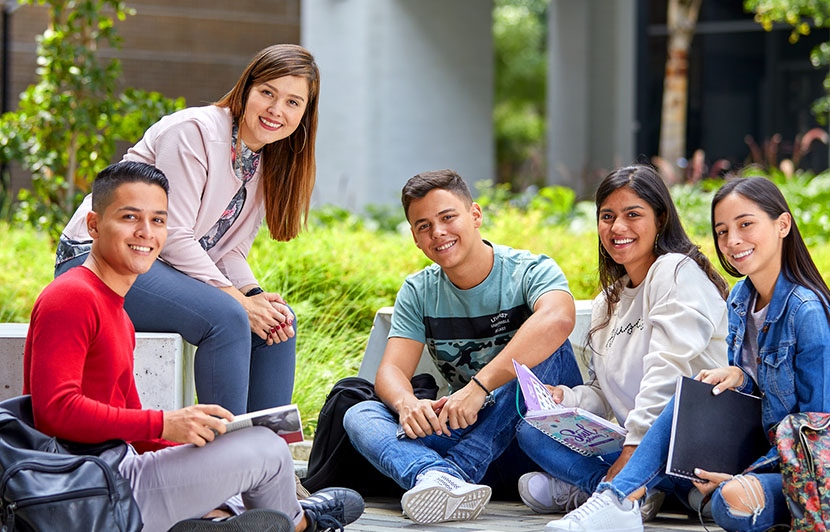 grupo de estudiantes de filosofía con libros y cuadernos en espacio abierto