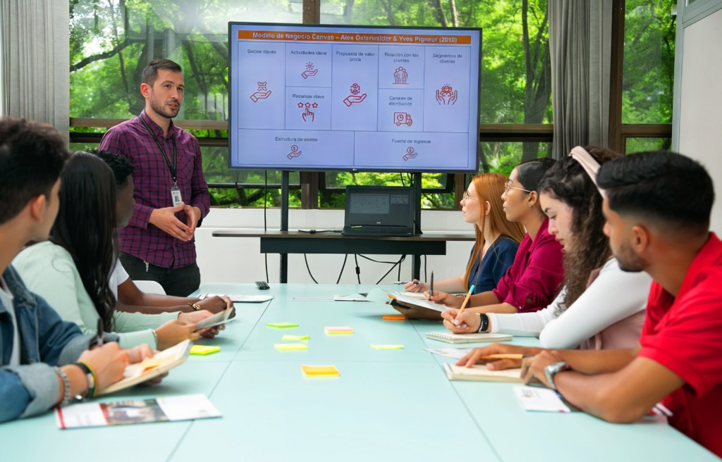 presentación de modelo de negocio y estrategias de emprendimiento en aula universitaria