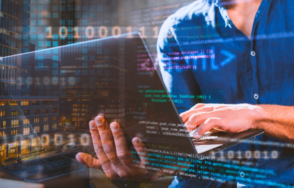 profesional en ciencia de datos desarrollando soluciones tecnológicas para big data