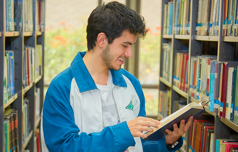 estudiante en lectura académica en biblioteca como parte de la licenciatura en inglés-español