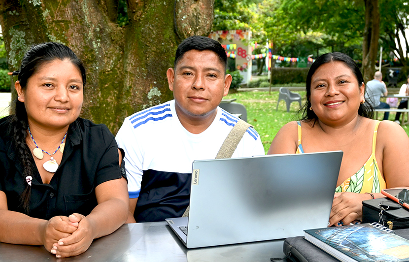 tres estudiantes de licenciatura en etnoeducación trabajando juntos espacio natural