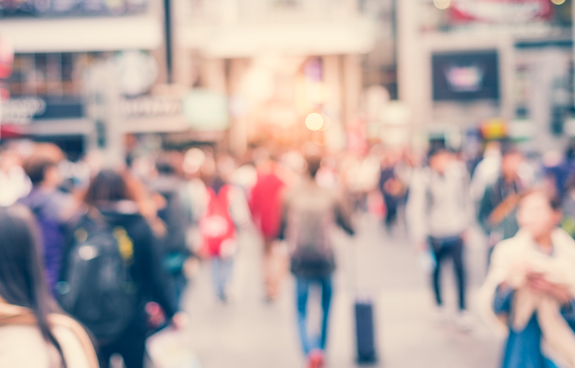 estudiantes universitarios de filosofía reunidos en campus para programa