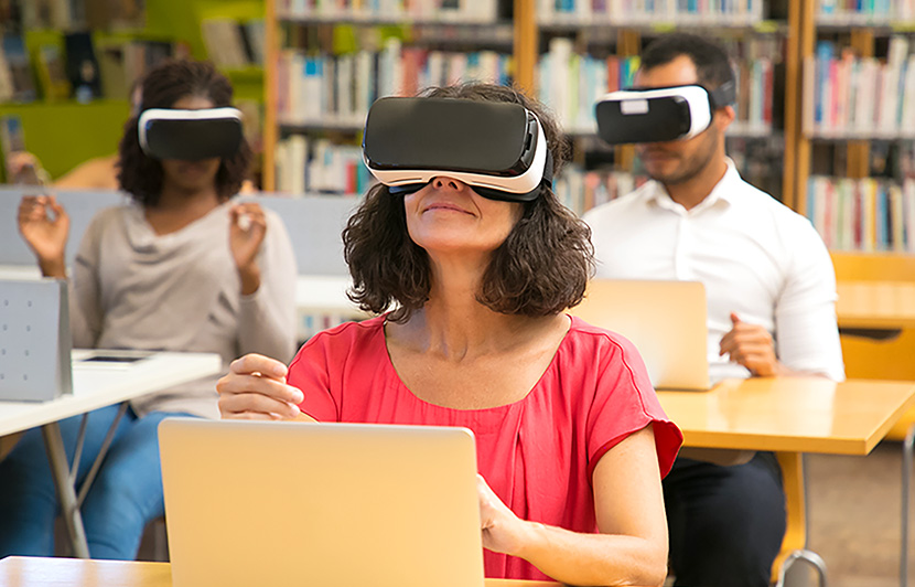 estudiante utilizando visores de realidad virtual en programa de Tecnologías Educativas