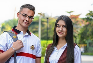 estudiantes con uniforme escolar en un espacio exterior, representando la formación académica