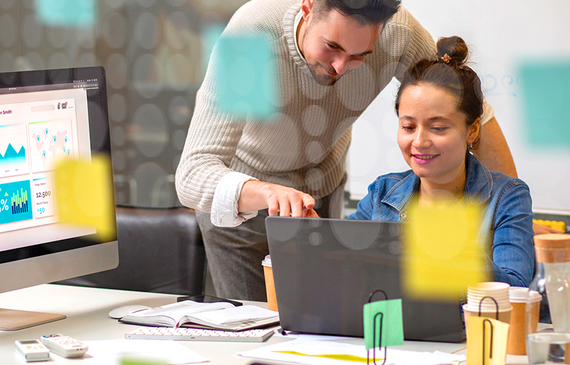 equipo trabajando en estrategias de publicidad y marketing digital frente a computadoras