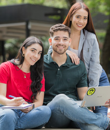 toma cercana de asesores revisando documentos financieros