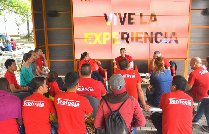 grupo académico reunidos participando en actividad del programa de Teología
