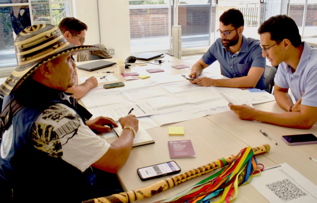 grupo de personas planificando proyectos sociales en espacio universitario