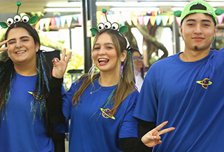grupo de jóvenes con disfraces y accesorios en celebración