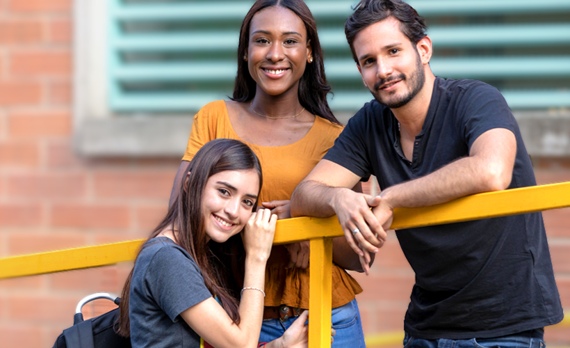 grupo de amigos universitarios posando felices en el exterior del campu