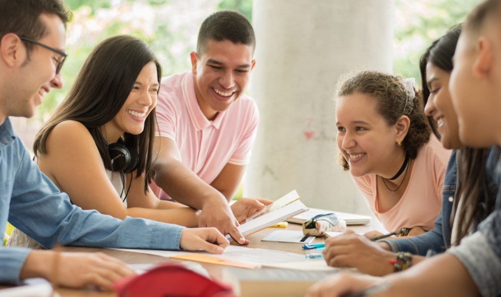 jóvenes universitarios trabajando juntos y señalando actividades de estudio
