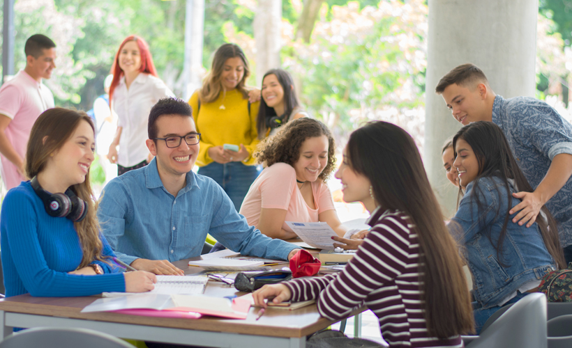 jóvenes disfrutando de la vida en el campus universitario en un ambiente académico