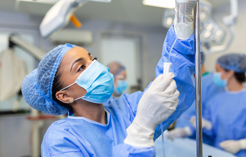 manejo profesional médico de aplicación de fluido intravenoso preparación anestesia de vía intravenosa por personal de salud
