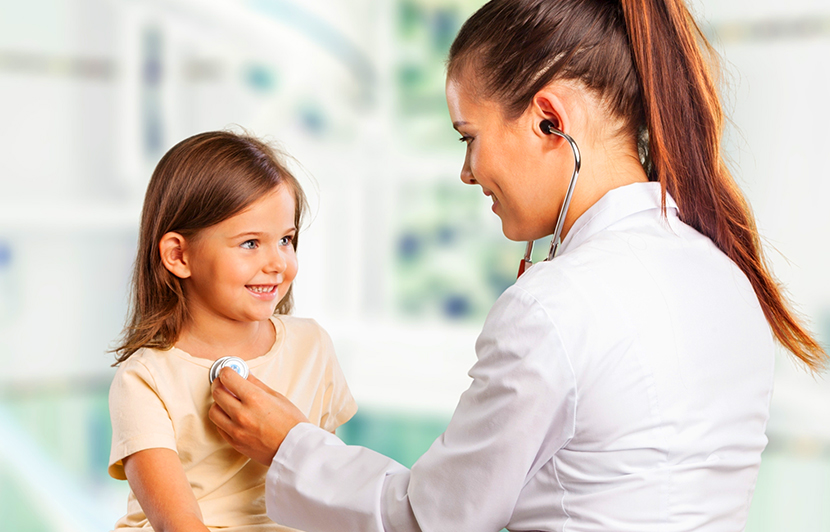 niña en consulta pediátrica y evaluación médica con estetoscopio