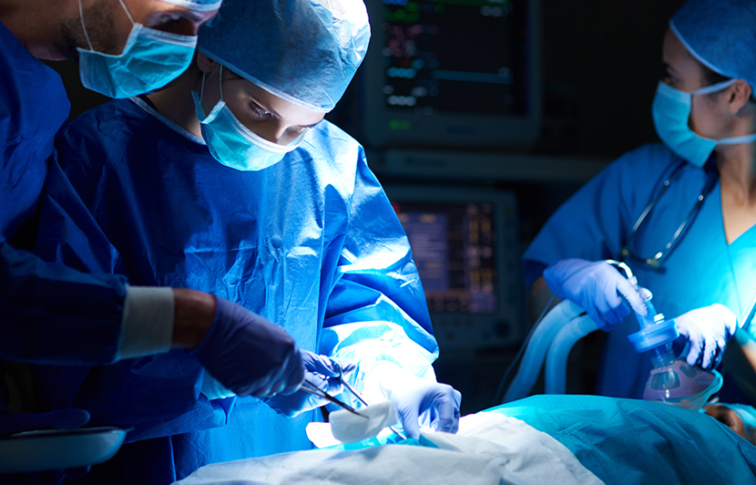 intervención médica con instrumental quirúrgico y soporte de anestesia