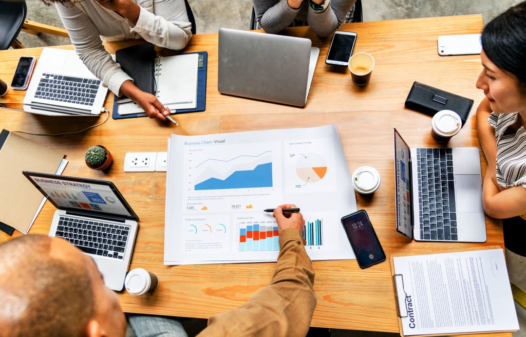 reunión de profesionales analizando indicadores y estrategias de marketing