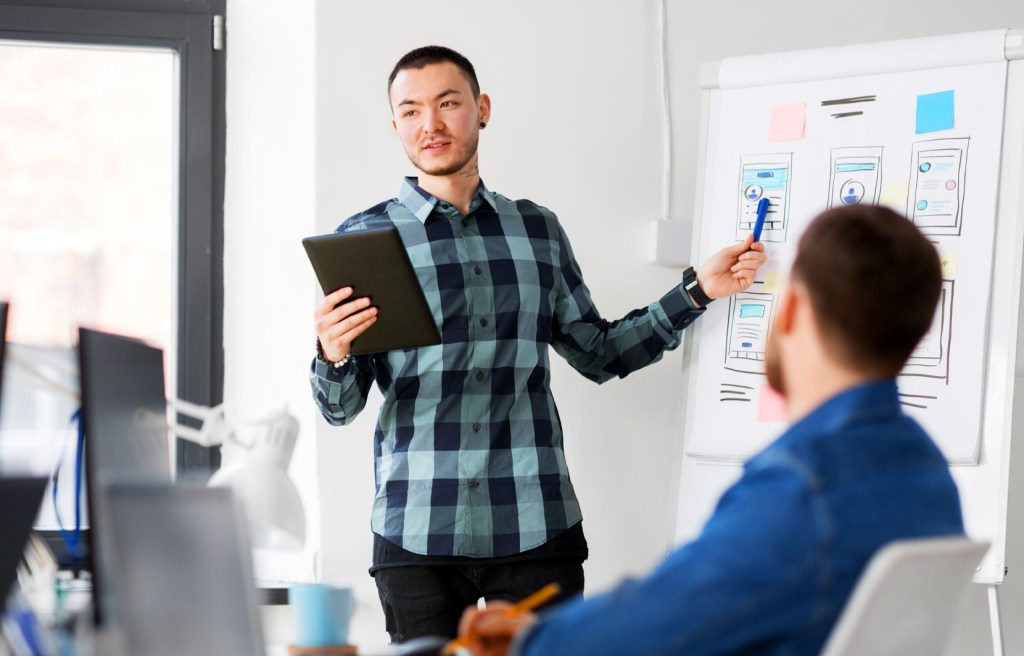 reunión de profesionales analizando indicadores y estrategias de marketing