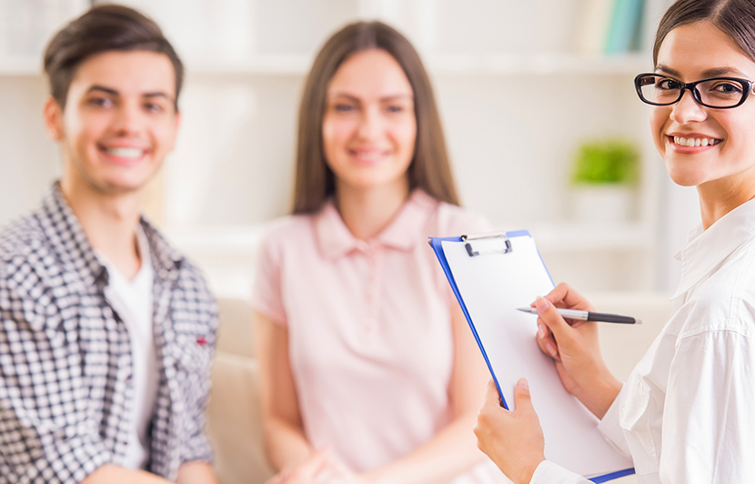 sesión de psiquiatría a dos jóvenes con profesional