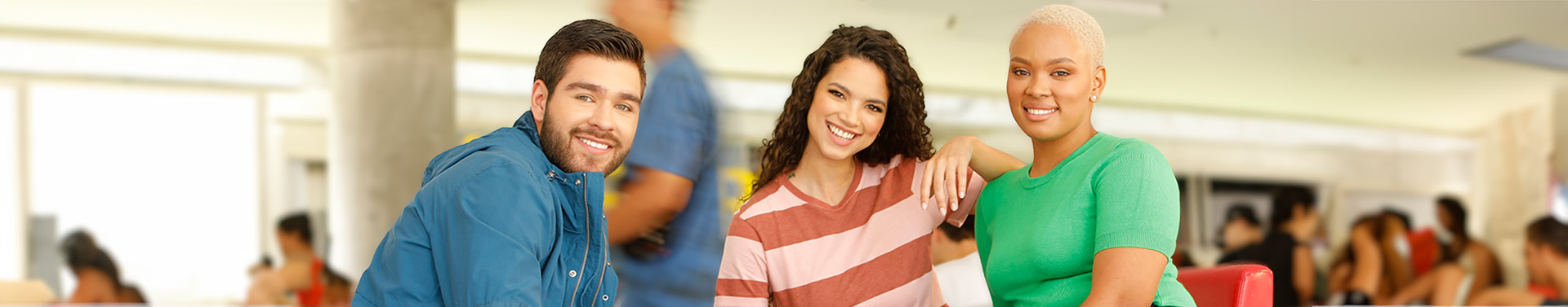 tres estudiantes de posgrados interactuando en un campus universitario