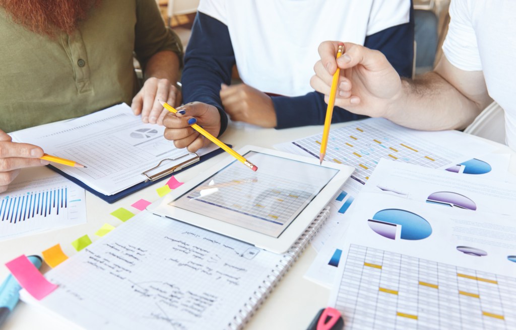 trabajo en estudio revisando información estadística y reportes impresos