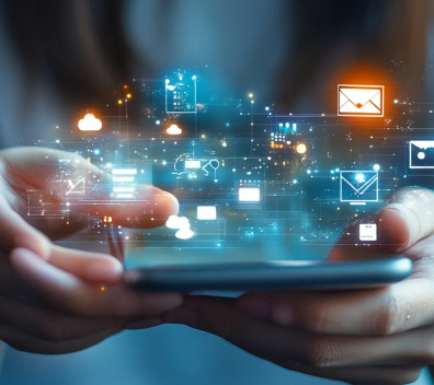 posgrado-especializacion-en-comunicacion-y-periodismo-digital uso de smartphone con iconos digitales de correo electrónico y comunicación en la nube