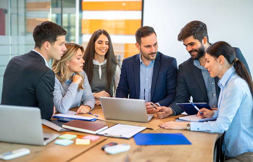 planificación de proyectos en reunión con herramientas digitales y documentos