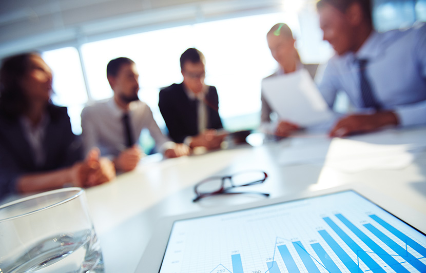 mesa de trabajo con gráficos y documentos para planificación en gestión pública