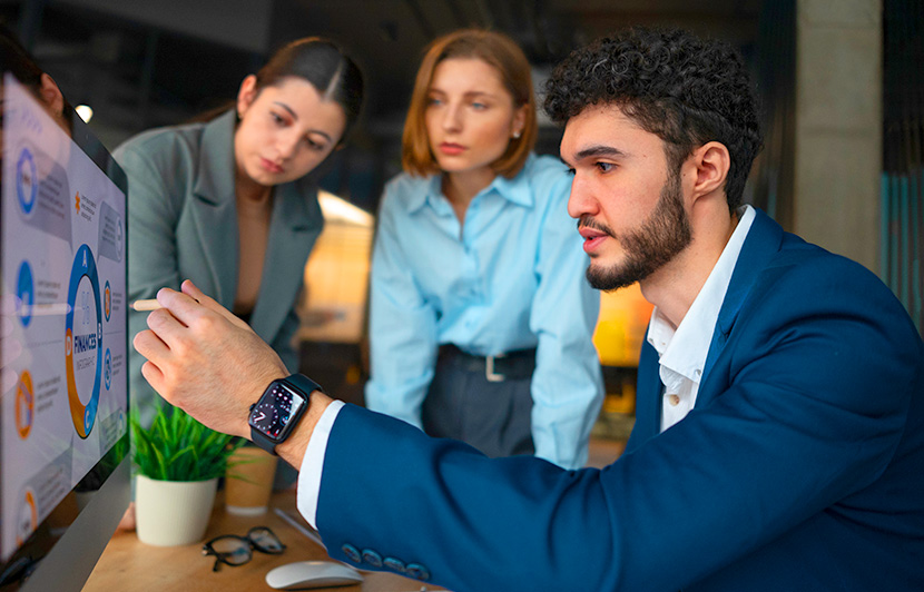 profesionales revisando panel de control para planificación y control de proyectos