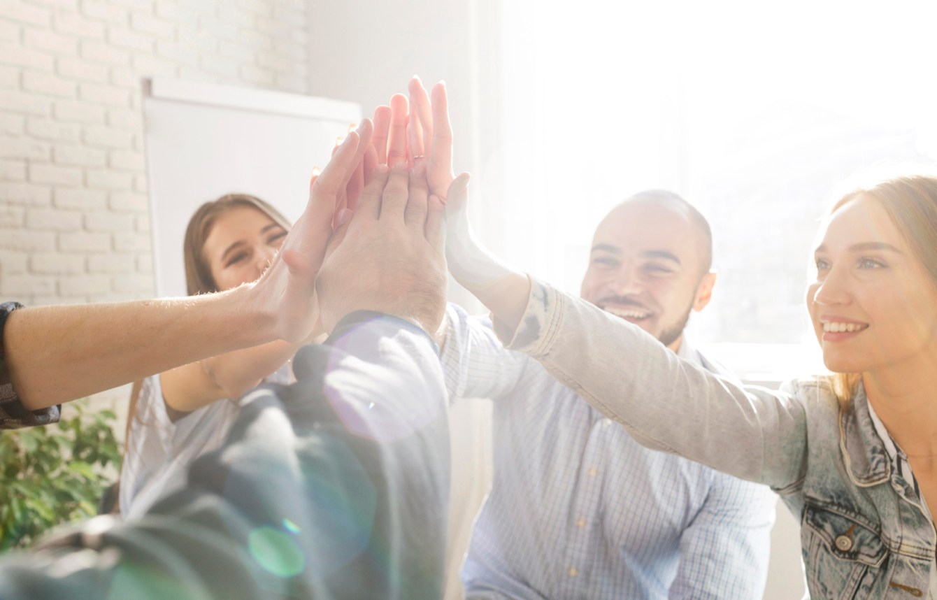 manos unidas en representación de colaboración y liderazgo