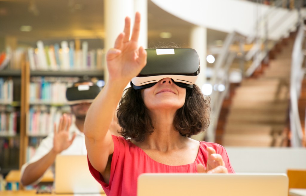 uso de realidad virtual para experiencia inmersiva en entorno educativo