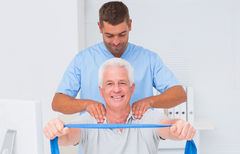 terapia de reumatología y fortalecimiento muscular con banda elástica