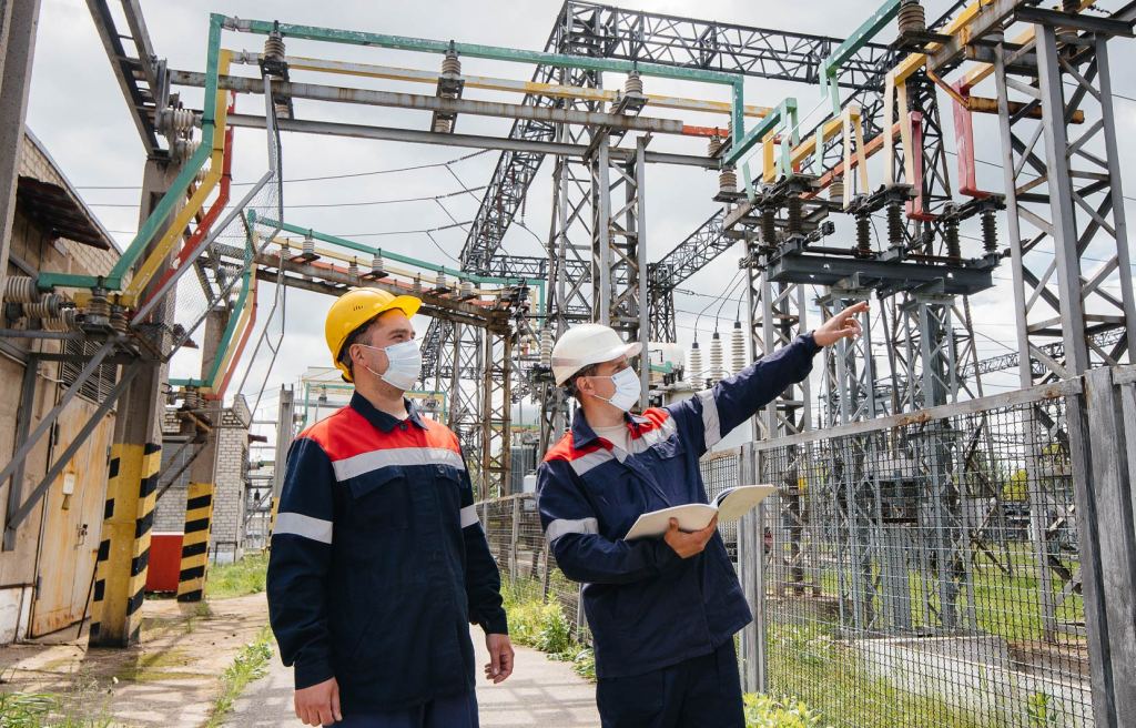 dos supervisores técnicos de infraestructura eléctrica en subestación
