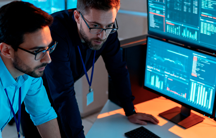 equipo de profesionales analizando datos en tiempo real en pantallas de monitoreoequipo de profesionales analizando datos en tiempo real en pantallas de monitoreo