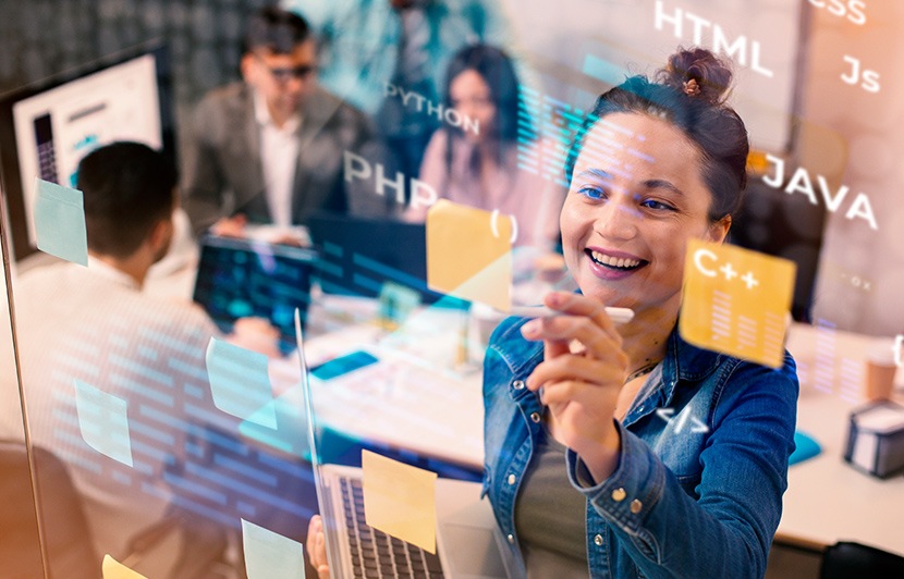 profesionales organizando ideas de desarrollo en tablero digital