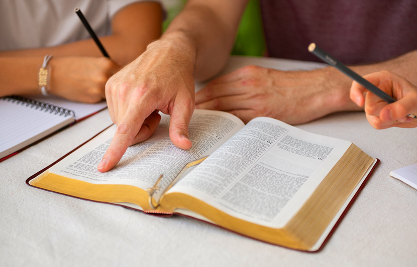 estudio de un texto religioso con lectura guiada y toma de apuntes