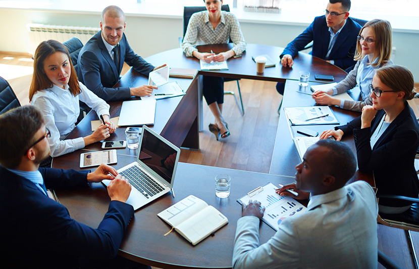 profesionales administrativos en revisión de documentos y datos