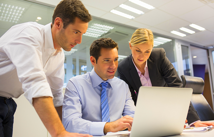 profesionales en análisis de proyectos con computador portátil