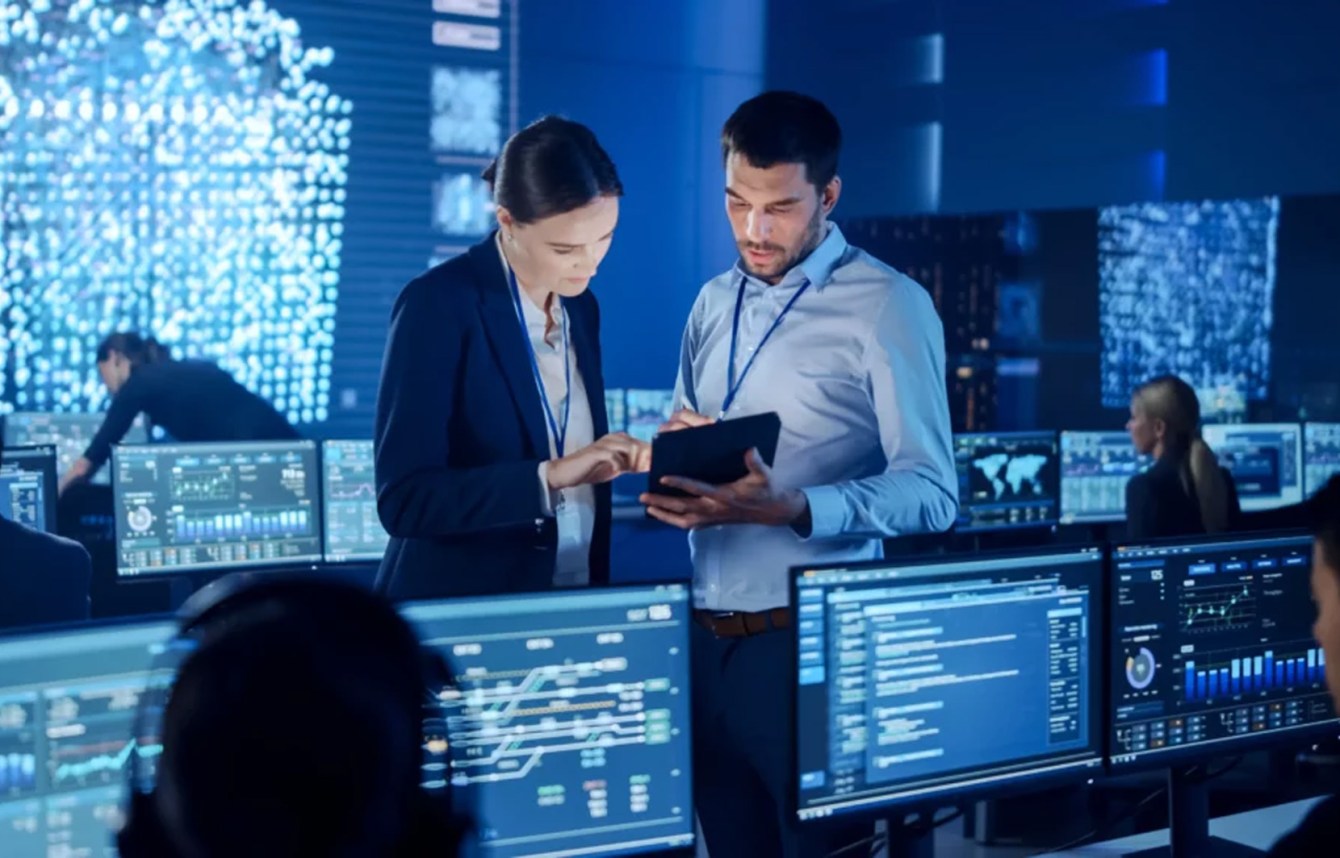 monitoreo y análisis de datos en centro de operaciones tecnológicas profesionales analistas tecnológicos revisando información en tiempo real