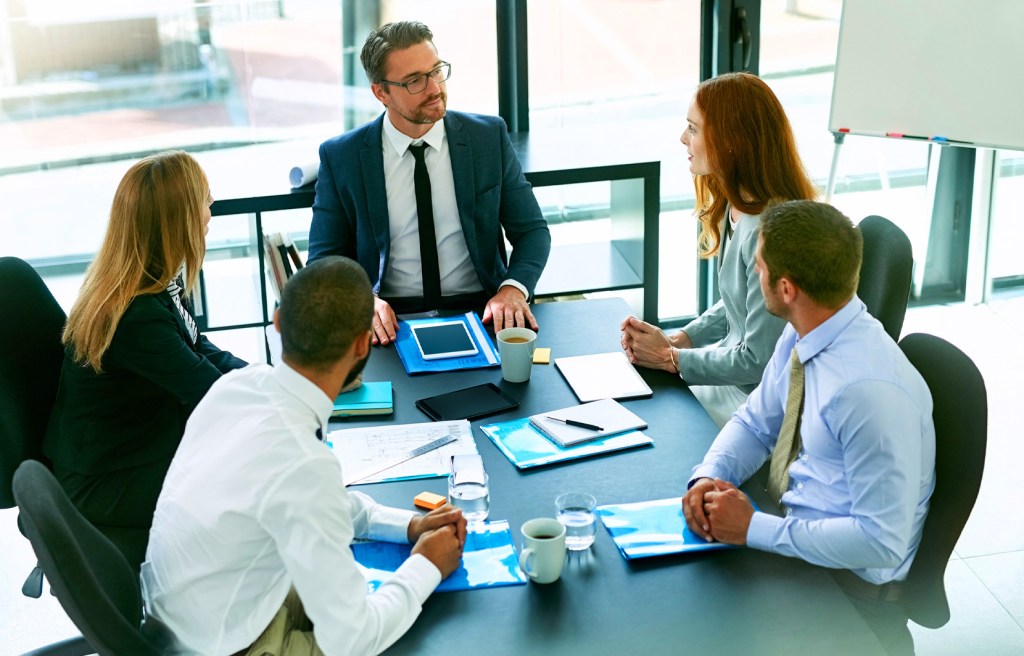 mesa de reunión de profesionales con documentos empresariales