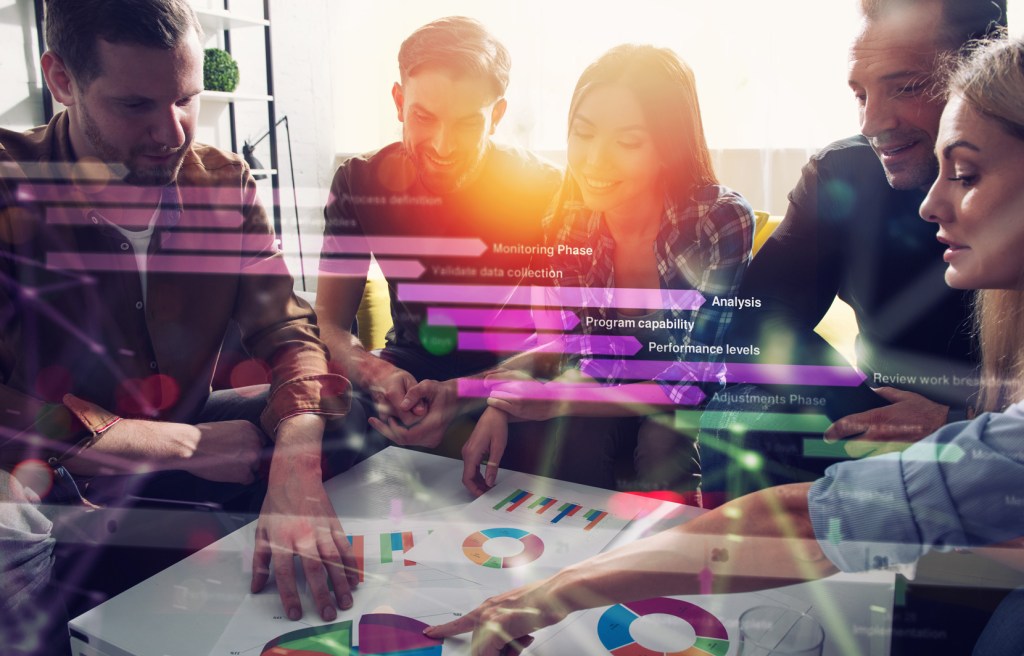 grupo de trabajo analizando métricas y gráficos en una reunión de estrategia digital