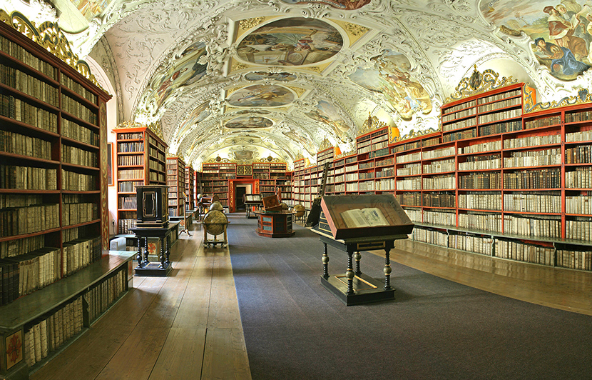 biblioteca histórica con estanterías de libros dedicadas al conocimiento teológico