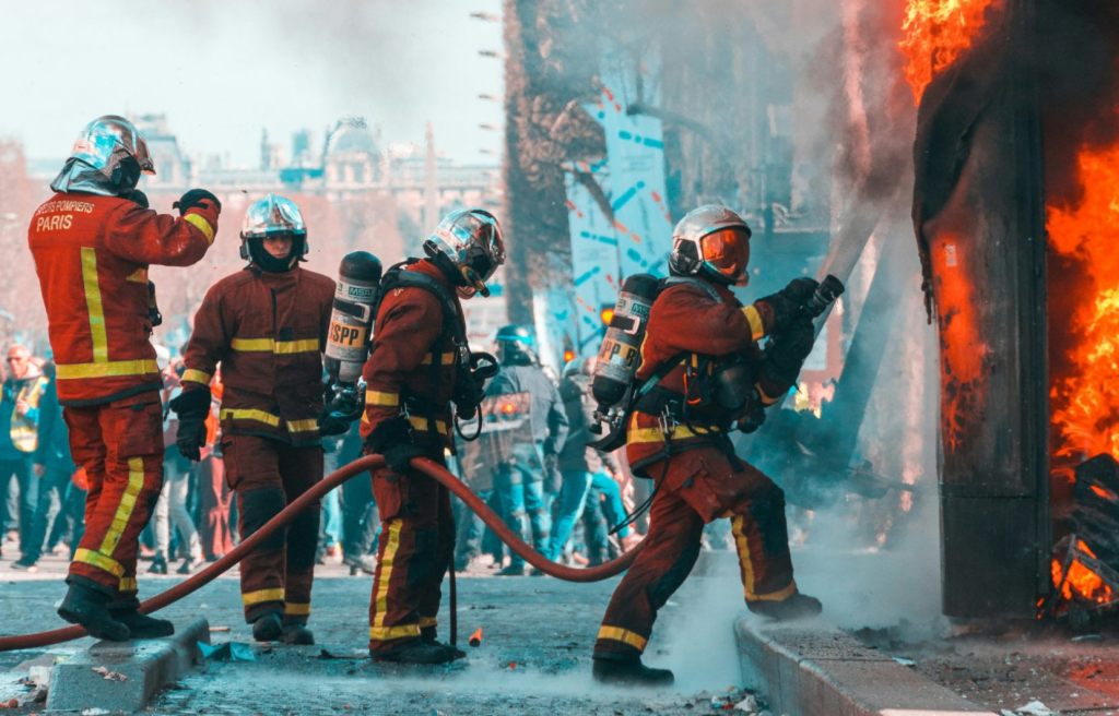 Bomberos combatiendo un incendio, apoyo a la gestión del riesgo de desastres