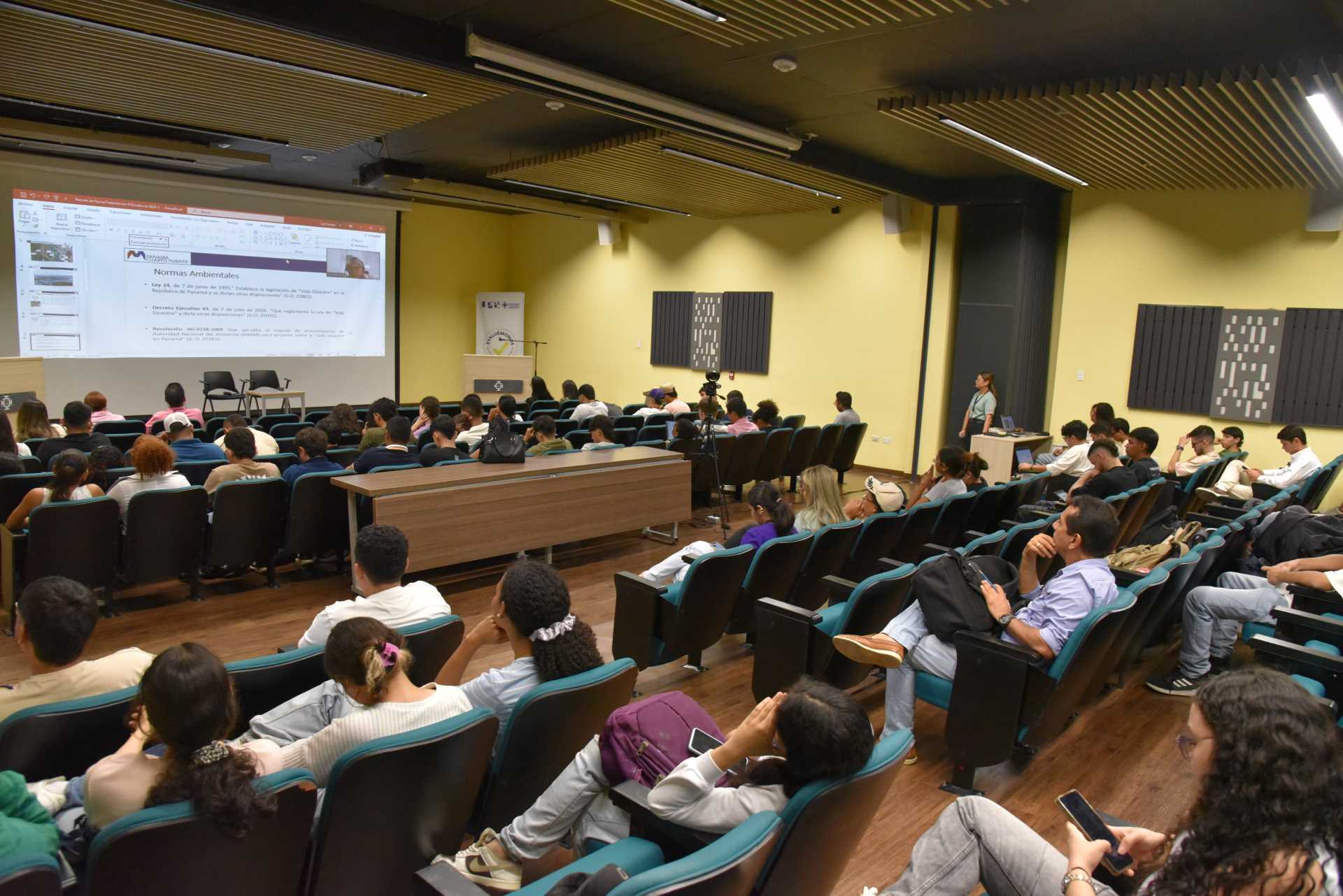 Auditorio durante la presentación del ponente Luis Fernando Kam, supervisor de la unidad de Comunicación y documentación del programa de ampliación del Canal de Panamá