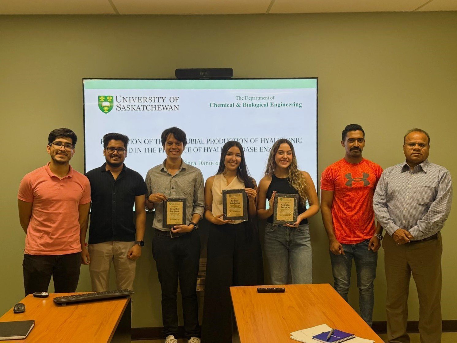 Grupo investigativo de nanocelulosa junto a Mariana y compañeros haciendo uso del reconocimiento