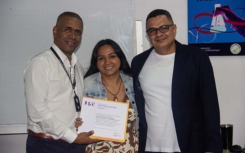 Docente Yuly Botero con su reconocimiento en la Categoría Asociado.